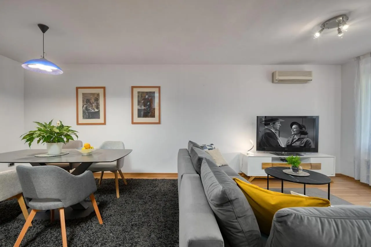 Terra Magica Deluxe Apartment Or Room With Private Parking, Terrace And Sea View Rijeka